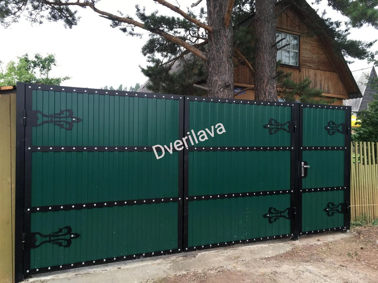 Купить Ворота из темно-зеленого профнастила с декоративными элементами