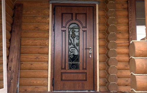 Дверь входная с массивом в загородный дом