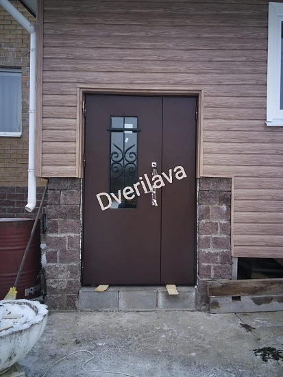 Входная дверь в парадную со стеклом и ковкой